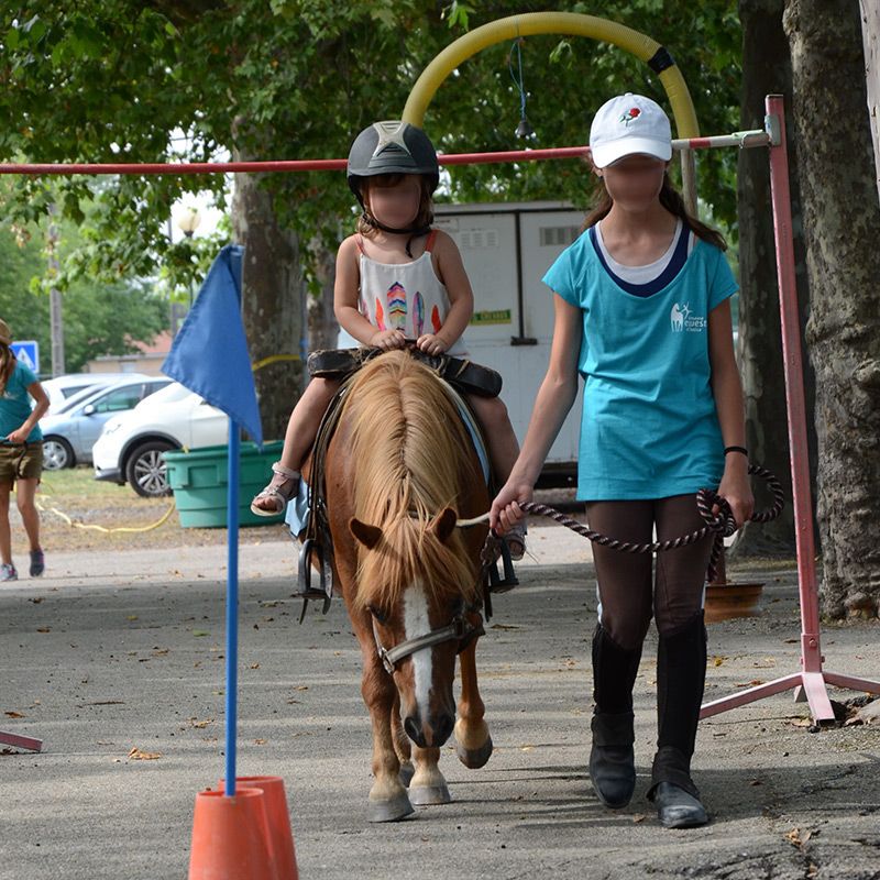 Balade à poney à l'hippodrome de Feurs